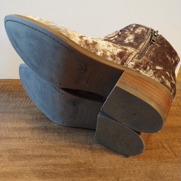 American Eagle velvety ankle boots, size 8 - Picture 4 of 4